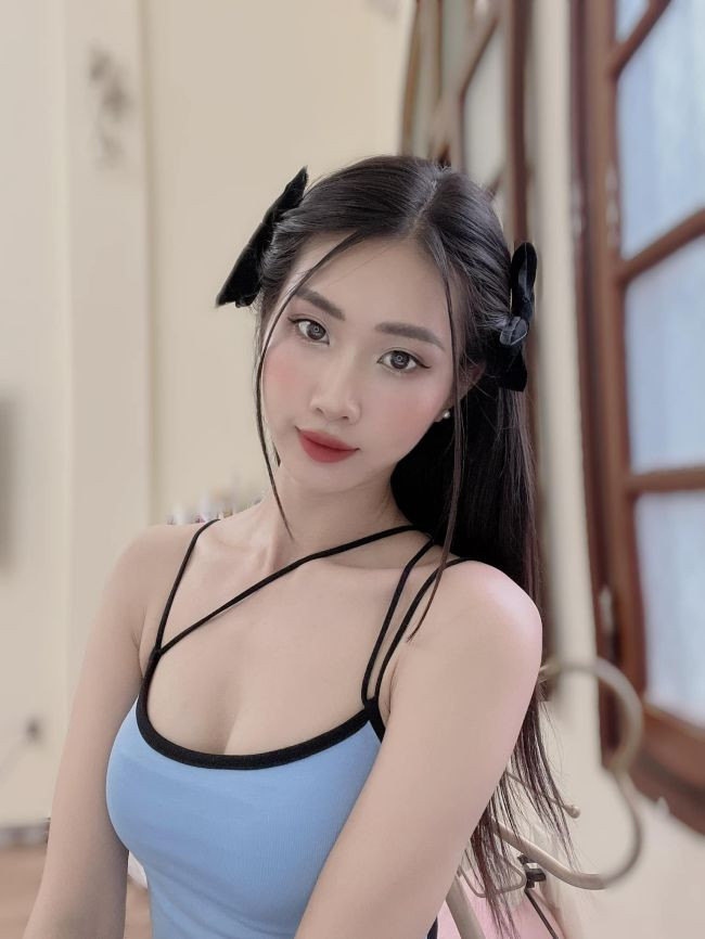 Thế nhưng, trên trang cá nhân, Ngọc Ánh lựa chọn trang phục đơn giản và kín đáo.