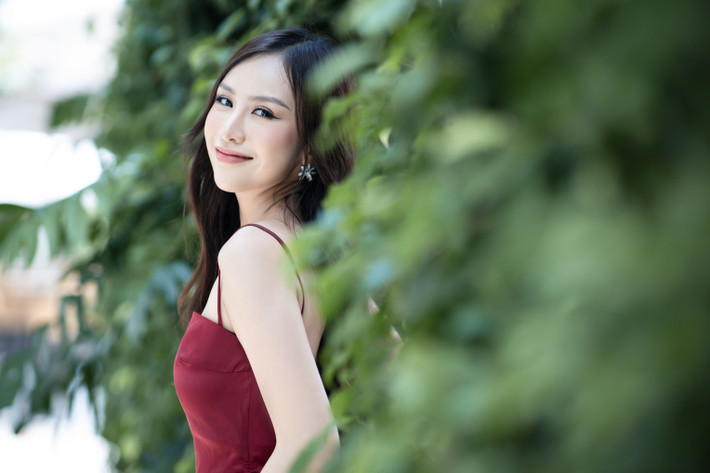 Sau khi lọt vào top 10 Hoa hậu Du lịch Việt Nam toàn cầu, Trần Hoàng Anh Phương (sinh năm 1996) tiếp tục đăng ký tham dự Miss Grand Vietnam 2022. Sau vòng sơ khảo, cô lọt vào top 53 Hoa hậu Hòa bình Việt Nam. Tại cuộc thi, cô gây chú ý với truyền thông khi là con gái của NSND Trần Nhượng, em cùng cha khác mẹ với đạo diễn Bình Trọng.
