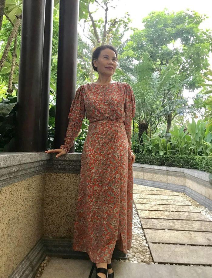 rong một hình ảnh khác, bà diện chiếm đầm maxi hoa nhí. Thật khó tin khi biết mẹ ruột Hồ Ngọc Hà đã 65 tuổi.