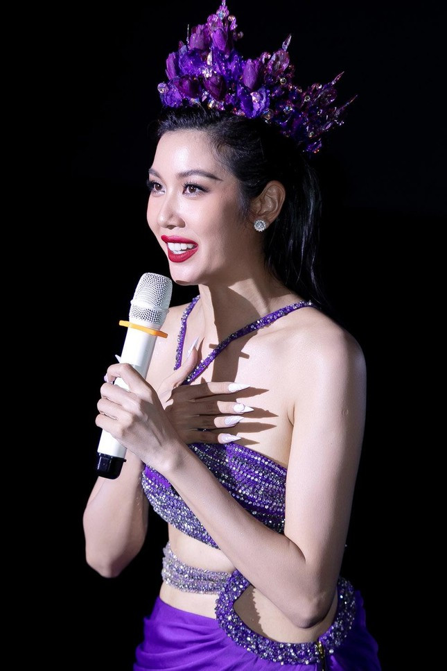 Mặc dù theo học tại khoa Truyền thông chuyên nghiệp của Đại học RMIT nhưng trước đó, cô đã tốt nghiệp ngành Thanh nhạc tại trường Cao đẳng Văn hóa Nghệ thuật TP.HCM. Cô cũng từng sáng tác ca khúc My Vietnam để trình bày tại cuộc thi Miss International 2015 khi đại diện Việt Nam.