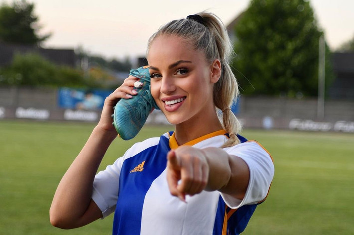 Markovic bắt đầu chơi bóng đá từ năm 14 tuổi. Cô chơi cho đội U21 của CLB Zurich Frauen 3 mùa giải trước khi chuyển đến CLB Grasshopper. Nữ tiền đạo ra sân 55 lần trong màu áo của Grasshopper và ghi 15 bàn thắng.