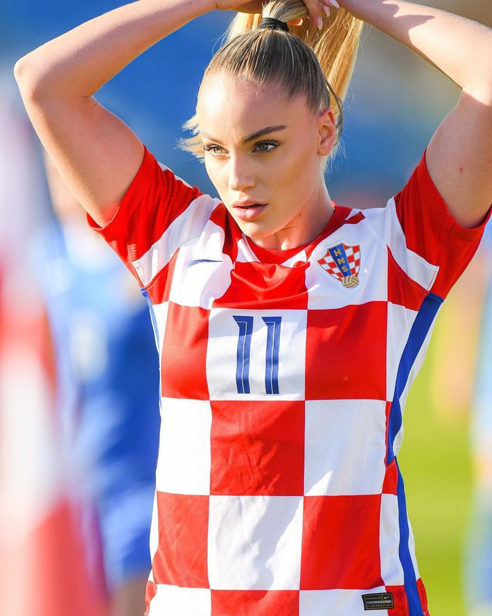 Markovic ghi bàn thắng đầu tiên cho tuyển quốc gia trong chiến thắng 4-0 của Croatia trước Moldova tại vòng loại 2023 FIFA Women’s World Cup. “Tôi chọn vị trí tiền đạo bởi ghi bàn là điều tôi yêu thích nhất khi chơi bóng”, nữ cầu thủ sinh năm 1999 chia sẻ với Croatia Week.