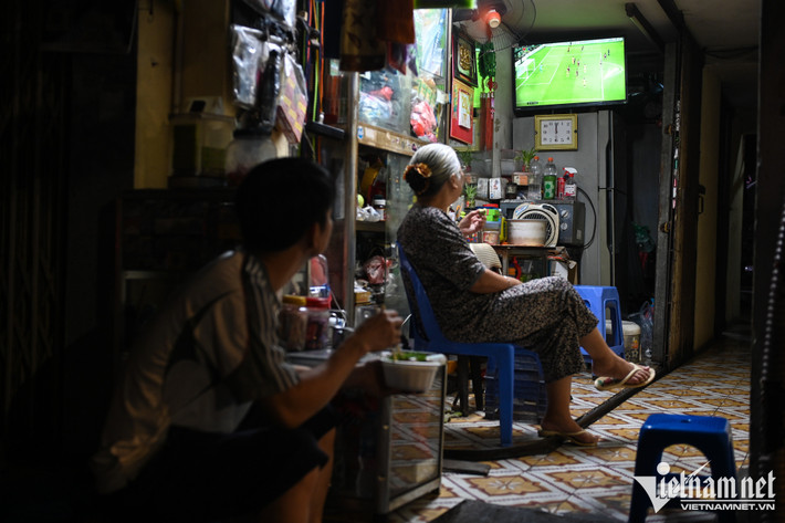 "Tôi hâm mộ bóng đá từ lâu, các kỳ trước không bỏ trận World Cup nào cả. Trận hôm nay không quá gay cấn nhưng là trận mở màn, lại có nước chủ nhà châu Á nên tôi vẫn theo dõi", anh Thắng nói.