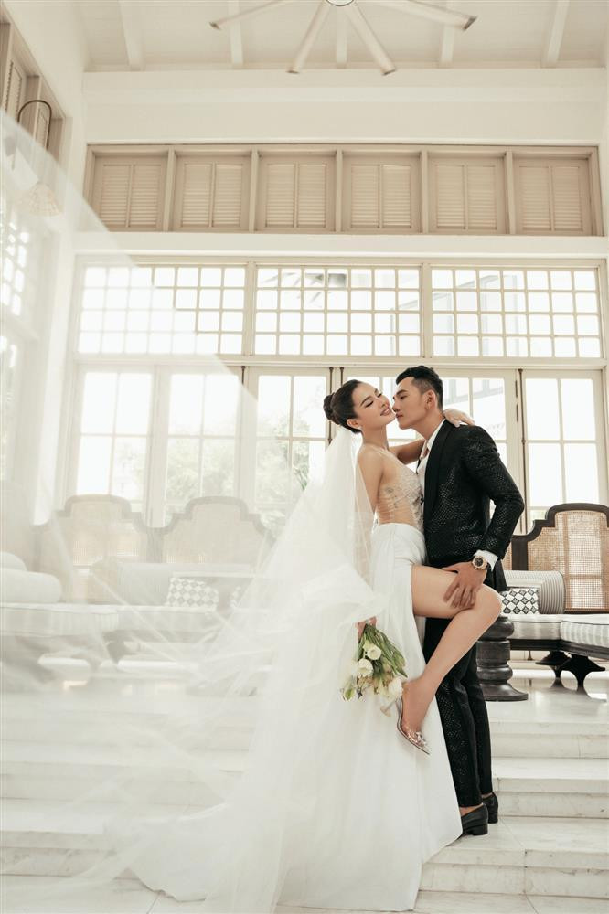 gười đẹp 8X tâm sự: "Thứ nhất đây là dịp quan trọng nhất trong cuộc đời của một người phụ nữ. Mình không biết được trước về tương lai, mình luôn sống vì hiện tại. Ai biết ngày mai sẽ như thế nào đâu."