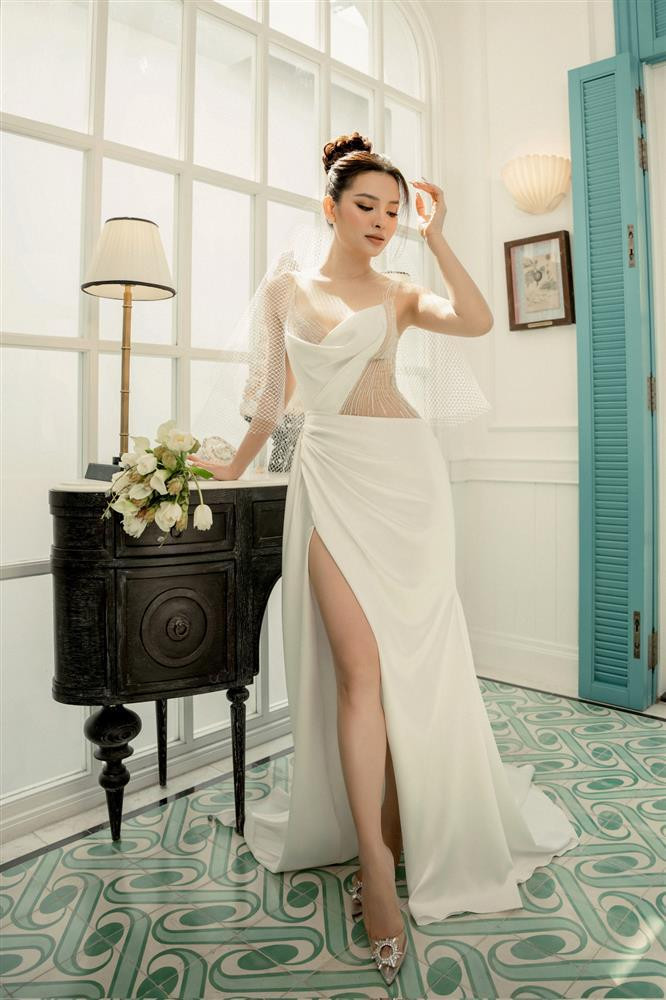 au 3 năm hẹn hò cặp đôi đã quyết định đăng kí kết hôn và chuẩn bị cho ngày trọng đại. Lý Bình - Phương Trinh Jolie định cưới vào ngày 25/4.