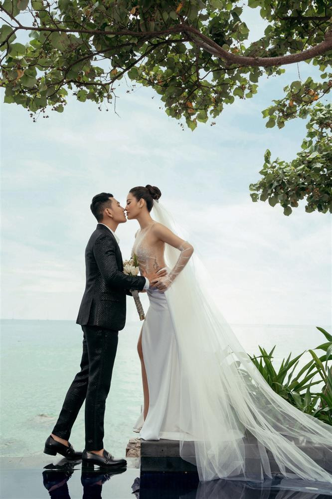 ược biết chỉ tính riêng chi phí trang phục cho bộ ảnh cưới ở Phú Quốc này đã ngốn của cặp đôi gần nửa tỷ. Ngoài ra họ còn tiếp tục thực hiện bộ ảnh độc đáo khác tại Thành phố Hồ Chí Minh.