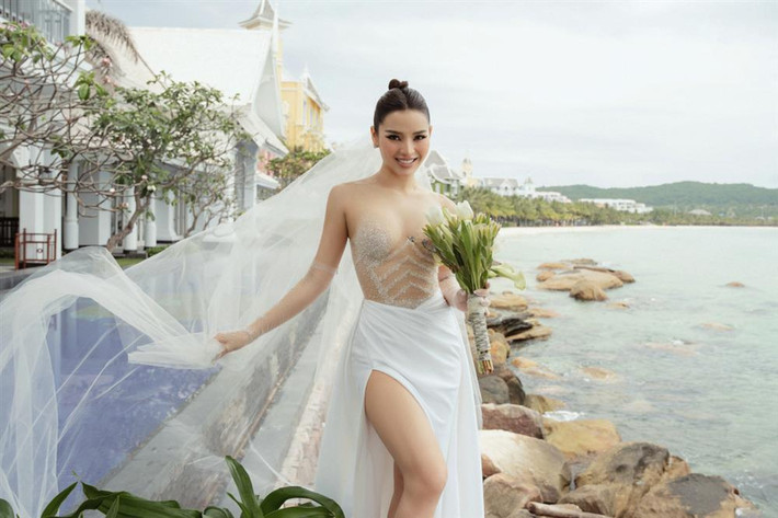 br/> Sau hơn 1 tháng khoe cảnh thử váy cưới, cuối cùng dân mạng cũng được tận mắt thấy bộ ảnh cưới của Phương Trinh Jolie và chồng trẻ Lý Bình. Khác hẳn những hình ảnh "đô con" và nhiều khuyết điểm trong hậu trường, ảnh cưới của cặp đôi chênh nhau 3 tuổi này cực kỳ lung linh. Sở dĩ dân mạng háo hức là bởi ngay khi đến thử đồ tại studio của NTK Lê Thanh Hòa, 4 bộ váy cưới đều thuộc dạng siêu hở.