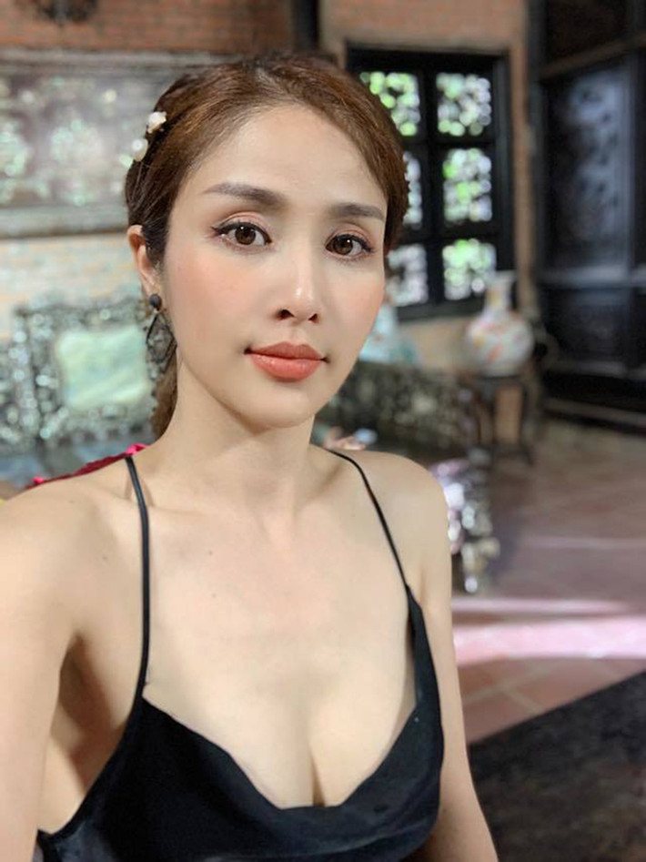 Những mẫu áo cổ khoét sâu, áo cúp ngực, hay váy áo 2 dây được cô thường xuyên lựa chọn.