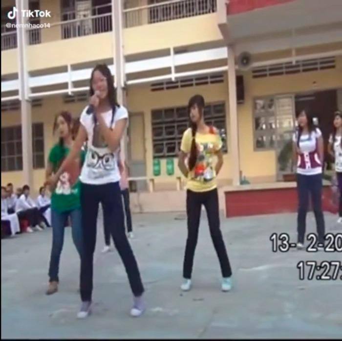 br/> Mới đây, đoạn clip biểu diễn văn nghệ thời còn đi học của Nam Em bị đào lại khiến dân mạng vô cùng xôn xao. Vốn quen với một Nam Em xinh đẹp, quyến rũ bước ra từ các cuộc thi sắc đẹp, nhiều người hẳn sẽ ngạc nhiên với hình ảnh đen nhẻm, đeo kính và biểu diễn một cách hơi ngây ngô ngày xưa. Nam Em là cô học sinh mặc phông trắng cầm mic hát.