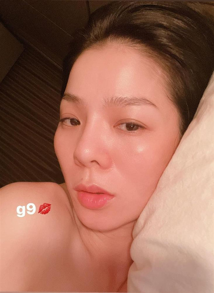 br/> Cách đây ít giờ, Lệ Quyên vừa khoe ảnh selfie trước khi đi ngủ khiến dân mạng khá bất ngờ. Từng có thời gian nữ ca sĩ bị nhận xét là kém sắc, thậm chí còn được khuyên đi phun xăm môi để trông tươi tắn hơn nhưng hiện tại, dù chẳng can thiệp thẩm mỹ, gương mặt cô đã dần ổn hơn. Mặt mộc Lệ Quyên trong ảnh selfie mới nhất được đánh giá cao vì không hề có bất cứ dấu hiệu tuổi tác nào.