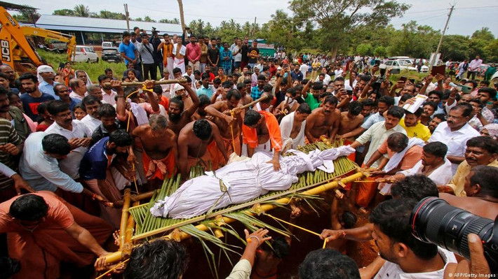 Xác con cá sấu đã được các tín đồ chuyển tới, chôn cất tại đền Ananthapadmanabha Swamy (Kasaragod, bang Kerala). Thư ký Jeernodhara Samithi Ramachandra Bhat của đền Ananthapura cho biết họ có kế hoạch xây dựng một đài tưởng niệm cho Babiya. Tuy nhiên, điều này cần sự cho phép của những sư thầy lớn trong đền. Ảnh: AP.