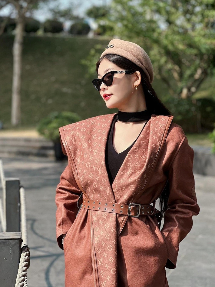 Trong chùm ảnh mới trên trang cá nhân, Hoa hậu Lê Âu Ngân Anh thể hiện độ "chịu chơi" khi mặc áo khoác vạt đắp Louis Vuitton giá 5.400 USD (gần 130 triệu đồng).