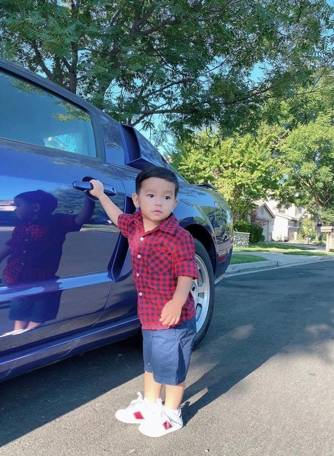 Max sở hữu ngoại hình điển trai, nam tính, gương mặt của cậu nhóc không nhiều nét giống mẹ nhưng lại có được đôi chân dài miên man của mẹ.