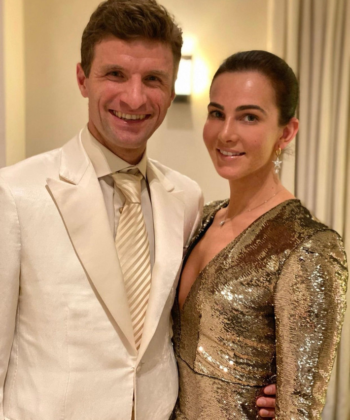 Thomas Muller trung thành với Bayern Munich 12 năm, còn đồng hành cùng cầu thủ người Đức 15 năm là cô vợ Lisa Muller.