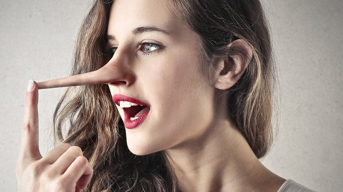 Kiểu người "ngu ngốc". Kiểu người nào được cho là ngu ngốc? Đó là kiểu người mê tín, không rõ nhân quả. Chúng ta tin Phật, không phải mê tín tin vào sự thần thông của Phật. Chúng ta không nên cố đi đường tắt mà hãy tin vào luật nhân quả, để có thể nhận thức căn bản cuộc đời và đảo ngược vận mệnh.