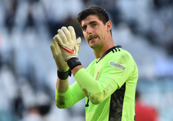 Trong khung gỗ, Thibaut Courtois vẫn là sự lựa chọn số một của HLV Martinez. Tuy nhiên, Simon Mignolet, người hùng vừa giúp Club Brugge tạo kỳ tích vượt qua vòng bảng Champions League, cũng là đối thủ đáng gờm.