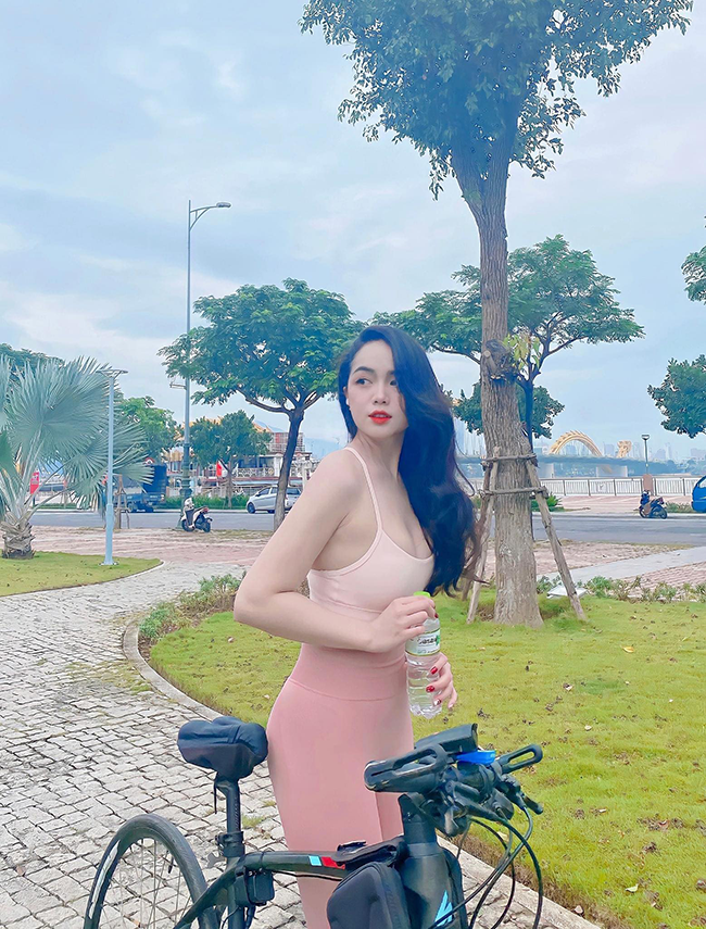 Chẳng hạn như áo lót nên có độ ôm vừa đủ để không gây bức bí, khó chịu, hoặc quần lọt khe sẽ là sự lựa chọn hoàn hảo khi kết hợp với váy bodycon.