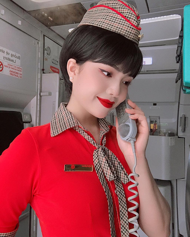 "Ngoài ra, mình thích các thiết kế áo 2 dây, áo croptop hoặc áo kiểu cột dây sau lưng dáng ngắn, có khoảng hở vừa đủ để làm nổi bật đường xương quai xanh. Để mặc hở đẹp, hở thanh lịch, quan trọng nhất là phải biết tiết chế", người đẹp cho biết thêm.