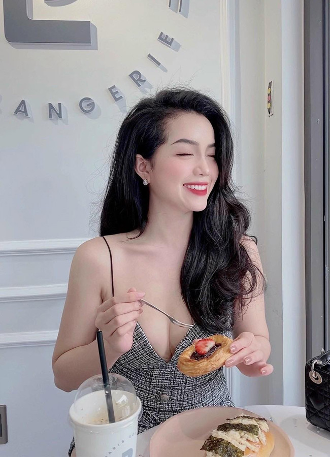 Hiện tại, Thiện Mỹ đang là tiếp viên hàng không Vietjet và giáo viên dạy tiếng Anh giao tiếp.