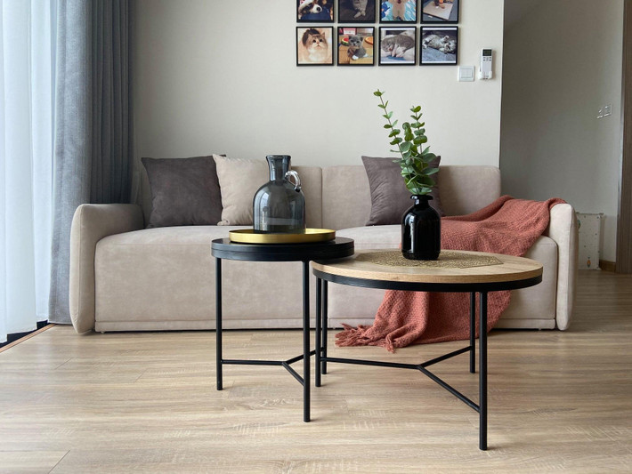 "WEOW house " là căn hộ có không gian đơn giản và dễ chịu. Kiến trúc sư Nguyễn Hiếu – một trong những người thiết kế, thi công căn hộ này cho biết: “Khi nghĩ về một không gian nhẹ nhàng, tinh tế và gọn gàng, chúng ta hay sử dụng từ “tối giản” để biểu đạt mong muốn cho căn hộ của mình”.