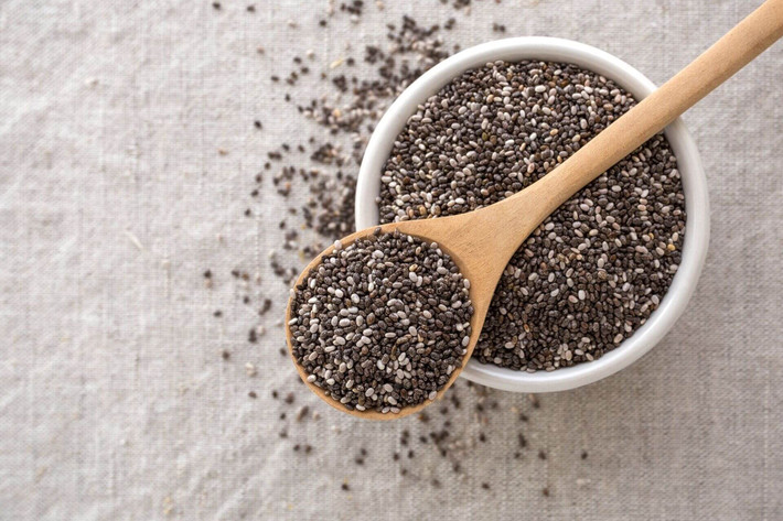 Hạt chia: Giàu canxi, hạt chia cũng rất giàu axit béo omega-3 có nguồn gốc thực vật. Các chất dinh dưỡng như magiê, phốt pho có trong hạt chia giúp cải thiện mật độ khoáng chất của xương và ngăn ngừa nhiều bệnh khác. Ảnh: Healthymatters.
