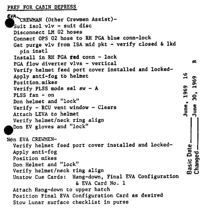 Một trang của LM Lunar Surface Checklist. Đây là tài liệu dài 68 trang, liệt kê những công việc Armstrong cần làm ngay sau khi đặt chân xuống bề mặt Mặt Trăng.