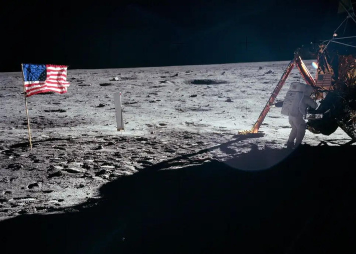 Hình ảnh Armstrong cho mẫu vật thu thập vào một chiếc hộp, được chụp bằng Hasselblad 500EL. NASA mô tả đây là “hình ảnh đẹp nhất của Neil chụp bởi Hasselblad trên bề mặt Mặt Trăng”. 500EL là một trong những camera hiện đại nhất vào thời điểm ấy, có thể chụp ảnh màu và hoạt động tốt ngoài vũ trụ.