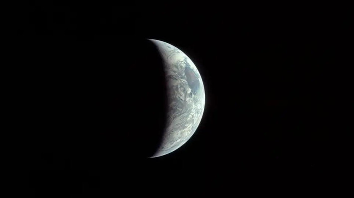 Khung cảnh ấn tượng của Trái Đất khi phi hành đoàn Apollo 11 trở về. Chương trình Apollo phục vụ đưa người lên Mặt Trăng từ 1960 tới 1973 tiêu tốn của Mỹ 28 tỷ USD.