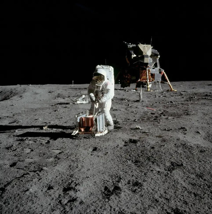 Phi hành gia Aldrin lắp đặt máy đo địa chấn. Quá trình này mất nhiều thời gian do bề mặt lồi lõm trên Mặt Trăng khiến việc giữ thăng bằng cho thiết bị gặp khó.