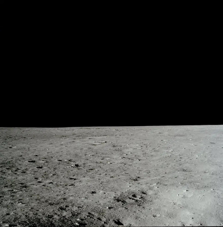 Góc nhìn được Armstrong ghi lại vài giây trước khi hạ cánh. Theo Gizmodo, đây là một trong những bức ảnh chụp vội, nhằm lưu giữ kỷ niệm trong trường hợp phi hành gia quyết định “no stay” (không tiếp tục hạ cánh).