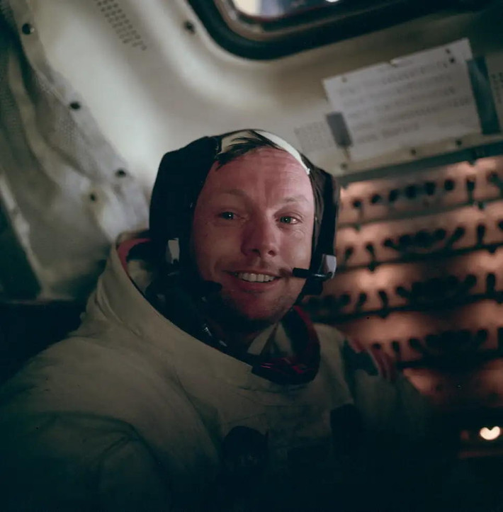 Hình ảnh Aldrin và Armstrong được cả 2 chụp cho nhau sau khi thả bộ trên bề mặt Mặt Trăng.
