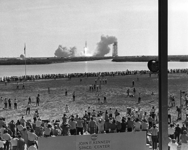 Đây là khoảnh khắc tên lửa Saturn V, phục vụ sứ mệnh Apollo 11 được phóng từ Trạm Vũ trụ Kennedy vào ngày 16/7/1969. Nhiệm vụ kéo dài 9 ngày với mục tiêu thu thập mẫu vật, đưa con người đầu tiên đặt chân lên Mặt Trăng. Dưới đây là những bức ảnh hiếm, ít được chia sẻ về sứ mệnh lịch sử của Cơ quan Hàng không Vũ trụ Mỹ (NASA).