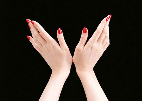 Những người có bàn tay nhỏ còn có tính tình dễ chịu, biết kính trên nhường dưới, không bao giờ nói lại mẹ chồng hay to tiếng với chồng. Thế nên, gia đình họ bao giờ cũng êm ấm, hạnh phúc. Còn trong phong thủy thì đây là kiểu người biết trân trọng đồng tiền, lúc nào cũng có khao khát làm giàu, có tham vọng.