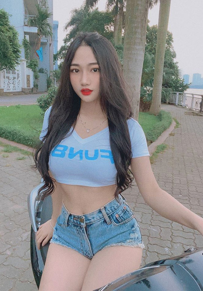 Nhờ sở hữu vóc dáng đẹp, Dạ Thảo tự tin chưng diện nhiều xu hướng thời trang hot.
