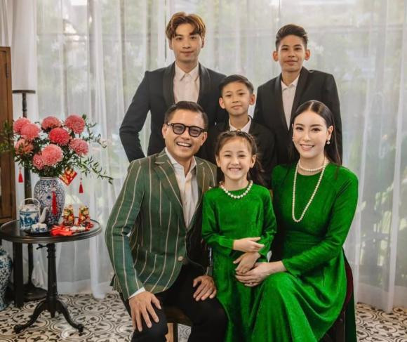 Hôm 25/2 đúng ngày sinh nhật chồng, Hà Kiều Anh đăng bức ảnh gia đình với 5 thành viên để chúc mừng ông xã. Cậu con trai lớn tên Nhật Minh (đứng sau, ngoài cùng bên trái) là con riêng của doanh nhân Huỳnh Trung Nam.