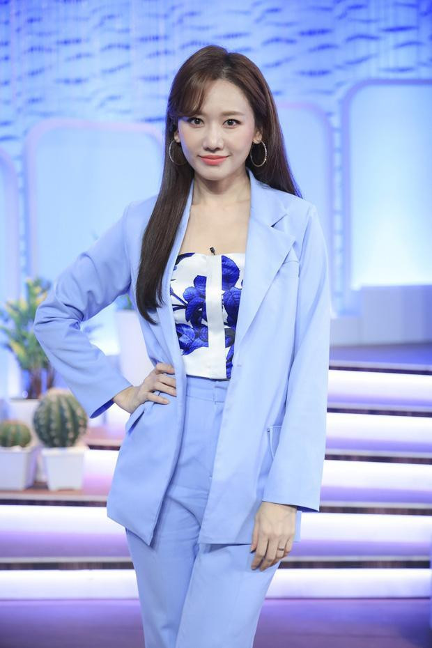 ộ vest màu pastel của Hari Won lẽ ra không có gì để chê nhưng chiếc áo quây họa tiết bên trong đã "phá hỏng" tất cả. Thay vì chọn mẫu áo họa tiết lòe loẹt như vậy, Hari Won nên mix bên trong áo sơ mi trắng hay áo phông trắng sẽ hợp lý hơn.