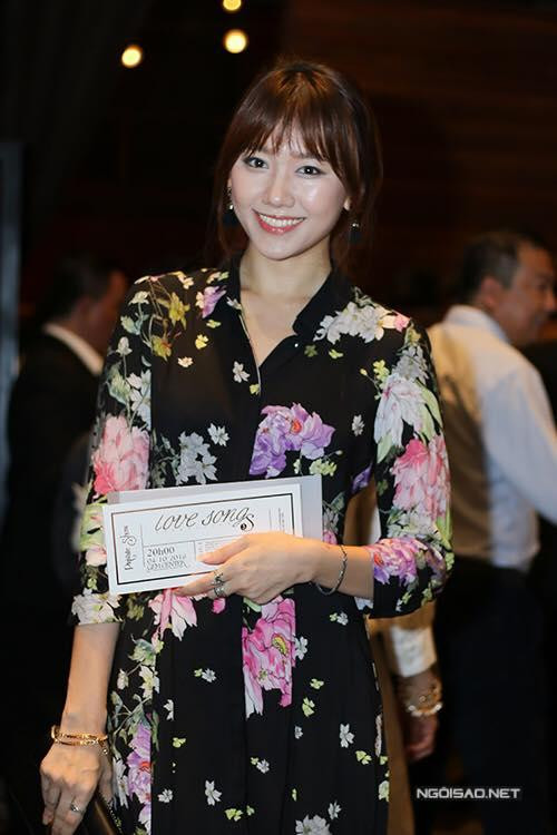 hìn bức hình này, netizen lại thêm tin rằng: Hari Won ngày càng trẻ hoá, cả về diện mạo lẫn phong cách ăn mặc. Và có lẽ, cô nên cho chiếc đầm đen đứng tuổi này "ngủ quên" mãi mãi...