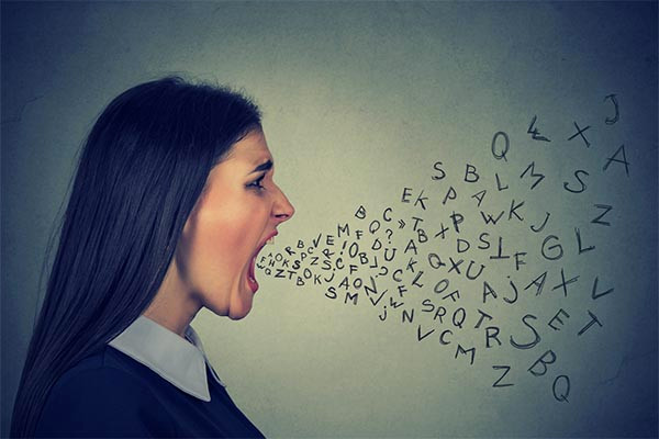 Gieo khẩu nghiệp ác ngữ. Nói chuyện thì nhất định phải chọn lời hay ý đẹp, nói những lời tốt đẹp mới mong có phúc báo. Người thường xuyên nói ra những lời ác độc, nạt nộ, coi khinh người khác là đang tự làm tổn hao âm đức của chính mình. Người xưa cho rằng, nói những điều xấu về người khác là làm tổn thương đến hòa khí giữa trời, đất và người, chiêu mời tai họa giáng xuống. Không tin vào nhân quả