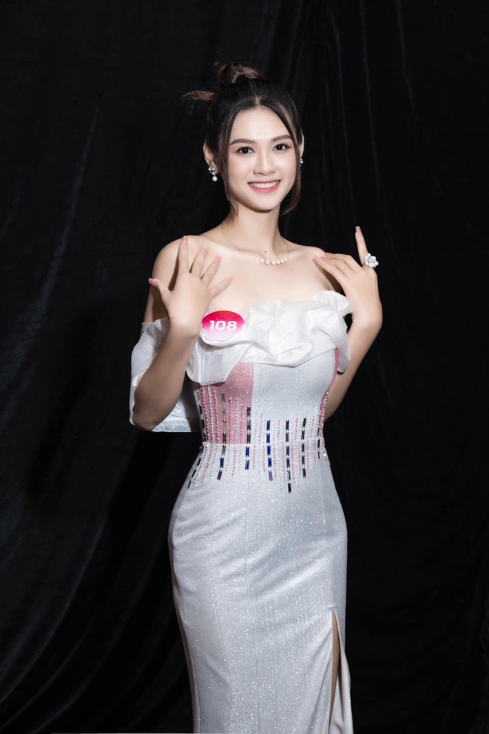 Hồng Diễm gây ấn tượng với vẻ đẹp ngọt ngào cùng sự tự tin, khả năng catwalk trong đêm chung khảo.