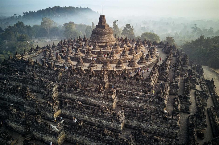 Borobudur, Indonesia: Có niên đại từ thế kỷ 9, ngôi chùa Phật giáo lớn nhất thế giới Borobudur ẩn mình dưới lớp tro núi lửa và thảm thực vật rừng rậm cho đến năm 1835. Công trình được cho là đã mất 75 năm để xây dựng và được cấu tạo từ andesite (đá núi lửa màu xám), được cắt, vận chuyển và lát mà không cần vữa. Ngày nay các nhà sử học không biết nhiều về việc xây dựng hoặc mục đích ban đầu của công trình. Họ vẫn đang nghiên cứu so sánh hàng nghìn bức phù điêu chạm khắc để tìm manh mối. Ảnh: Adel Newman.