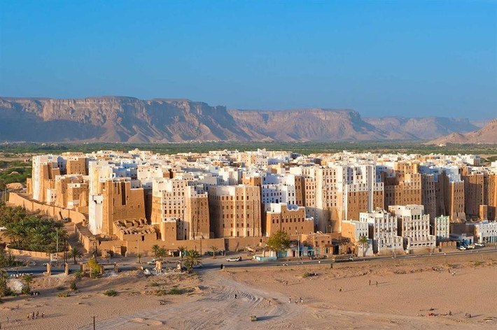 Năm 300 Shibam, Yemen: Thị trấn Shibam 1.700 năm tuổi được đặt biệt danh là Chicago hay Manhattan của sa mạc. Đây là thành phố chọc trời lâu đời nhất thế giới, nơi có khoảng 500 tòa tháp bằng gạch bùn. Trong khi nhiều công trình đã được xây dựng lại, các tòa nhà ở Shibam chính là những ví dụ sớm nhất về cấu trúc thẳng đứng nhiều tầng trên thế giới. Các tòa nhà có 5-11 tầng với một số công trình cao tới 30 m. Ảnh: Javarman.