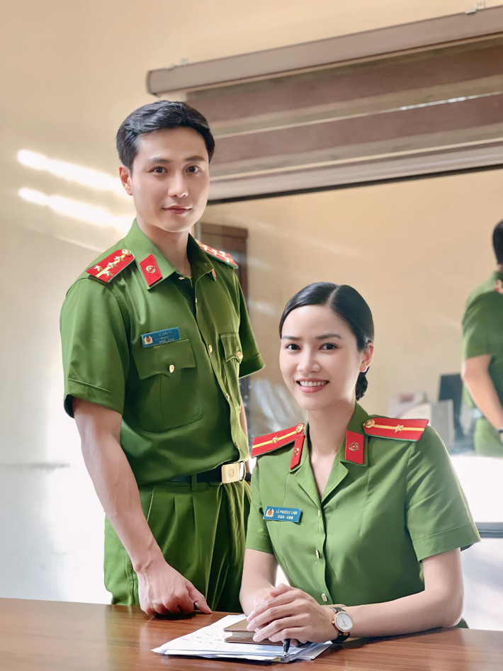 Anh Đào chia sẻ: "Lần đầu tiên biết cảm giác phòng hỏi cung là gì, lần đầu tiên được trải nghiệm những cảm giác mà không phải ai cũng có cơ hội làm. Từ sáng đến tối trong phòng không điều hoà, không quạt, không cửa sổ của đồng chí Phương Linh cùng với các đàn anh mà mình luôn ngưỡng mộ: anh Thanh Sơn và anh Quốc Đam".