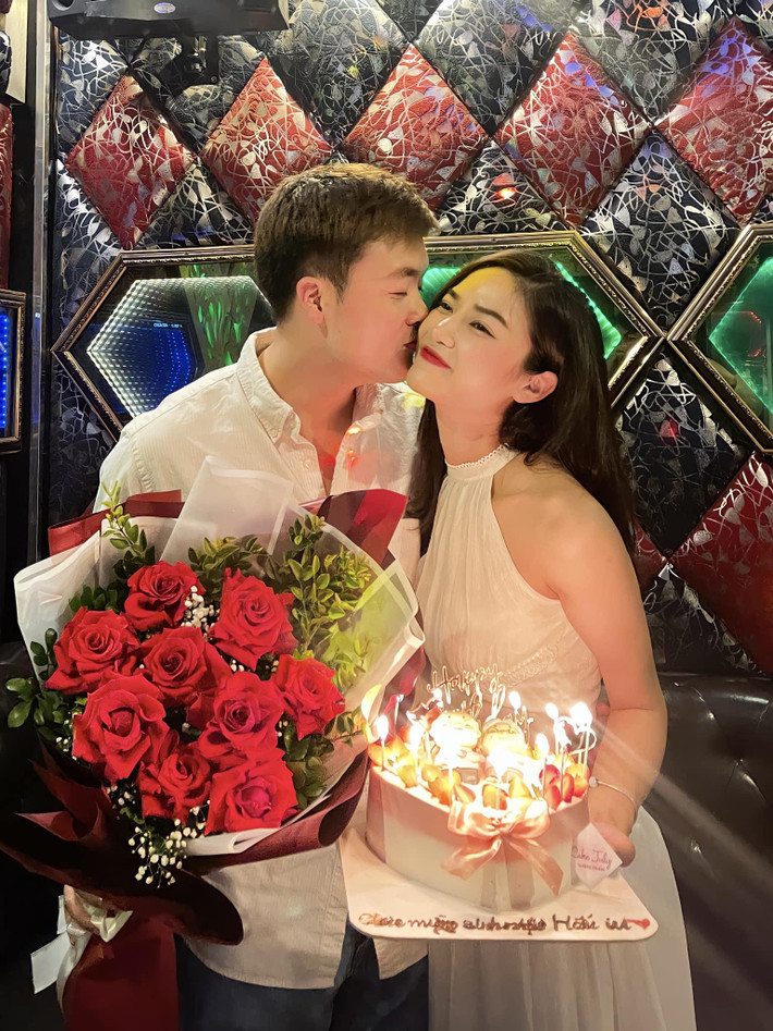 Cuối tháng 5 vừa qua, đúng ngày sinh nhật cô công khai bạn trai khiến nhiều người bất ngờ vì trước đó Anh Đào không hề chia sẻ ảnh cũng như tiết lộ thông tin về một nửa của mình.