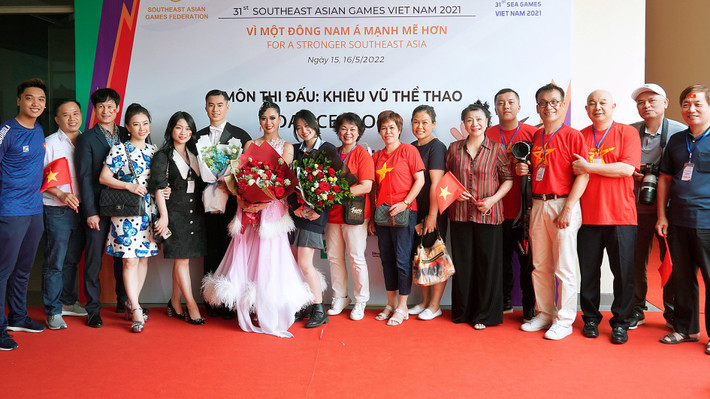 Gia đình, bạn bè thường xuyên đồng hành, cổ vũ Trường Xuân trong các giải đấu. Đặc biệt, bố cô, ông Nguyễn Trường Sơn (thứ 4 từ phải sang), luôn theo sát con gái, ghi lại những khoảnh khắc đáng nhớ cho con.