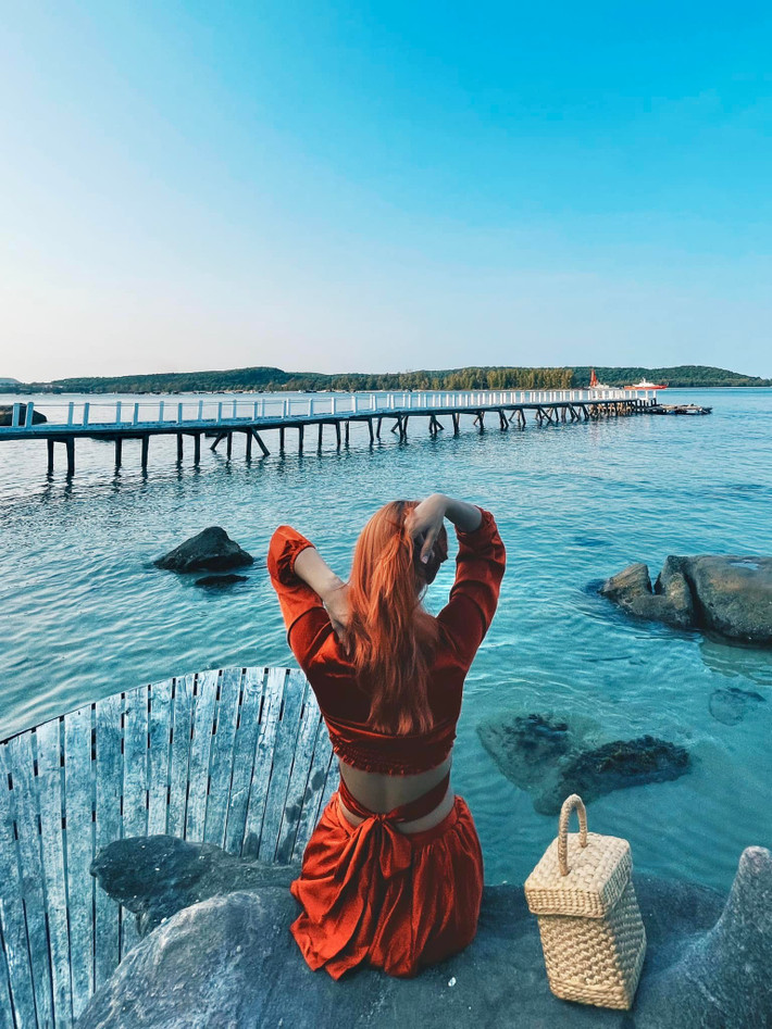 Tuy vậy, cách tạo dáng chuyên nghiệp cũng giúp Mai Ngô phô diễn được hình thể