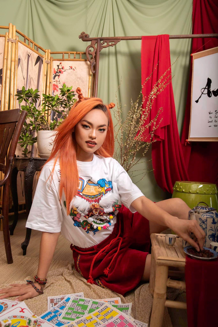 Hình ảnh Mai Ngô với áo phông quần bò đơn giản nhưng không nhàm chán