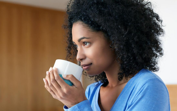 Người mẫn cảm với caffeine: Theo Medical News Today, giống tất cả loại trà, trà xanh có chứa caffeine. Tiêu thụ lượng caffeine quá mức có thể dẫn đến căng thẳng, lo lắng, nhịp tim bất thường và run rẩy. Một số người mẫn cảm với caffeine, chỉ lượng nhỏ cũng gây ra các triệu chứng trên. Tiêu thụ nhiều caffeine cũng có thể cản trở sự hấp thụ canxi, ảnh hưởng đến sức khỏe xương của bạn và làm tăng nguy cơ loãng xương. Ảnh: Everydayhealth.