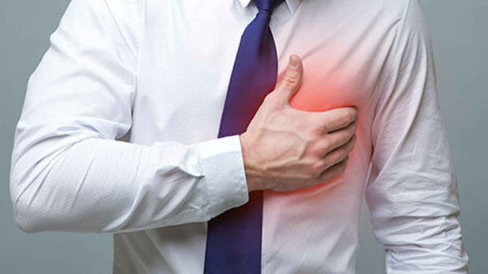 Mắc bệnh tim: Theo Livestrong, một số nghiên cứu nhỏ cho thấy trà xanh có thể gây nhịp tim không đều, tăng huyết áp do sự hiện diện của caffeine. Ngoài ra, những người đang sử dụng thuốc huyết áp như Corgard có thể bị giảm tác dụng. Vì vậy, nếu bạn bị bệnh tim, hãy hỏi bác sĩ trước khi tiêu thụ trà xanh. Ảnh: Newsin.