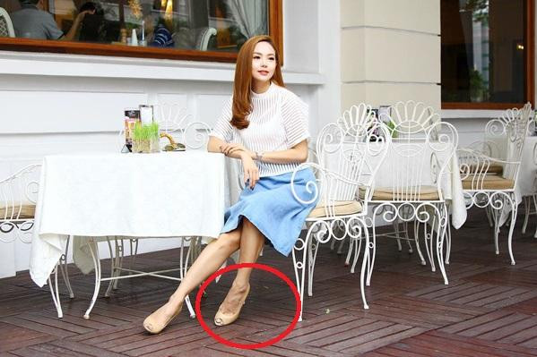 ã từ rất lâu rồi, Minh Hằng sở hữu đôi chân không hoàn hảo với phần đầu gối xương xẩu, bắp chân to và cong.
