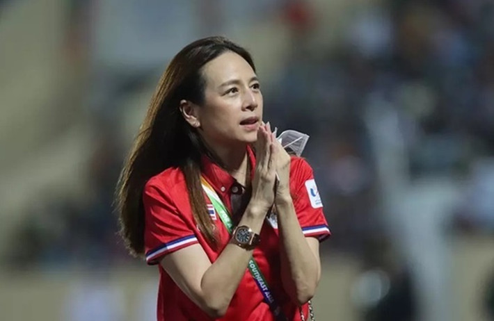 Madam Pang là nữ đại gia có tiếng ở Thái Lan, bà là trưởng đoàn bóng đá U23 Thái Lan tại Seagames 31. Bà cũng hết lời khen cổ động viên Nam Định và vừa tặng 20 triệu đồng vào quỹ vì người nghèo của tỉnh này.